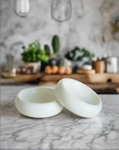 The Modern Muse Low Pet Bowl is crafted from quality ceramic, which is both chic and practical. Home decor friendly, this bowl can be paired with the Modern Muse Tall Pet Bowl for the perfect bowl combo.