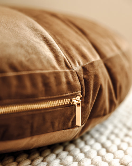 Laurel Nutmeg Round Velvet Dog Bed Product Image Detail