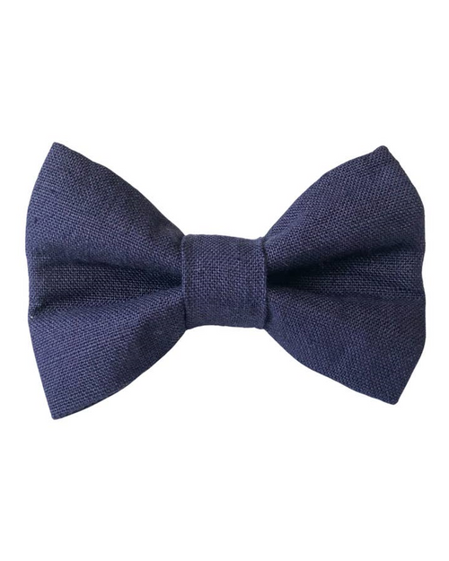 Navy linen bow tie for dogs, a sophisticated accessory for your pet’s wardrobe.