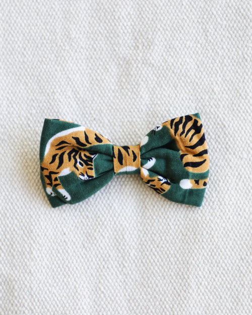 This bow tie is made of durable cotton, complete with loops that slide easily over your pup&