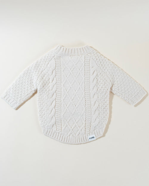 Elegant ivory cable knit sweater for dogs, ideal for a chic winter look.