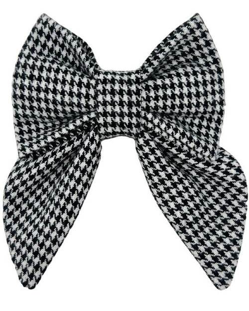 Stylish houndstooth dog bow, perfect for adding a classic touch to your dog’s wardrobe.