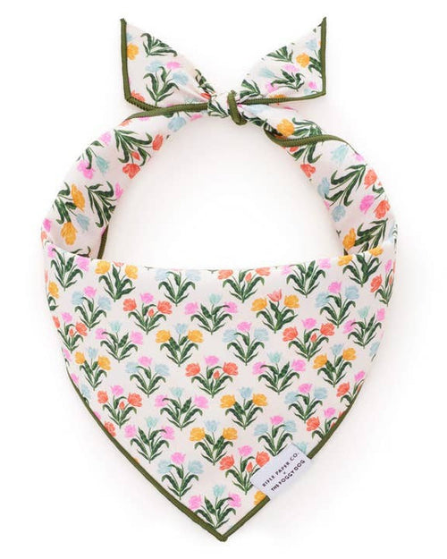 Nice tulip dog bandana, a vibrant accessory to brighten up your pup’s spring style