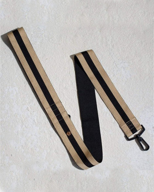 Woven to withstand any type of pup, the handle features deluxe neoprene padding, keeping your hold comfy and secure so your pet stays by your side. Modern black accents and a signature gold rose complete the look.