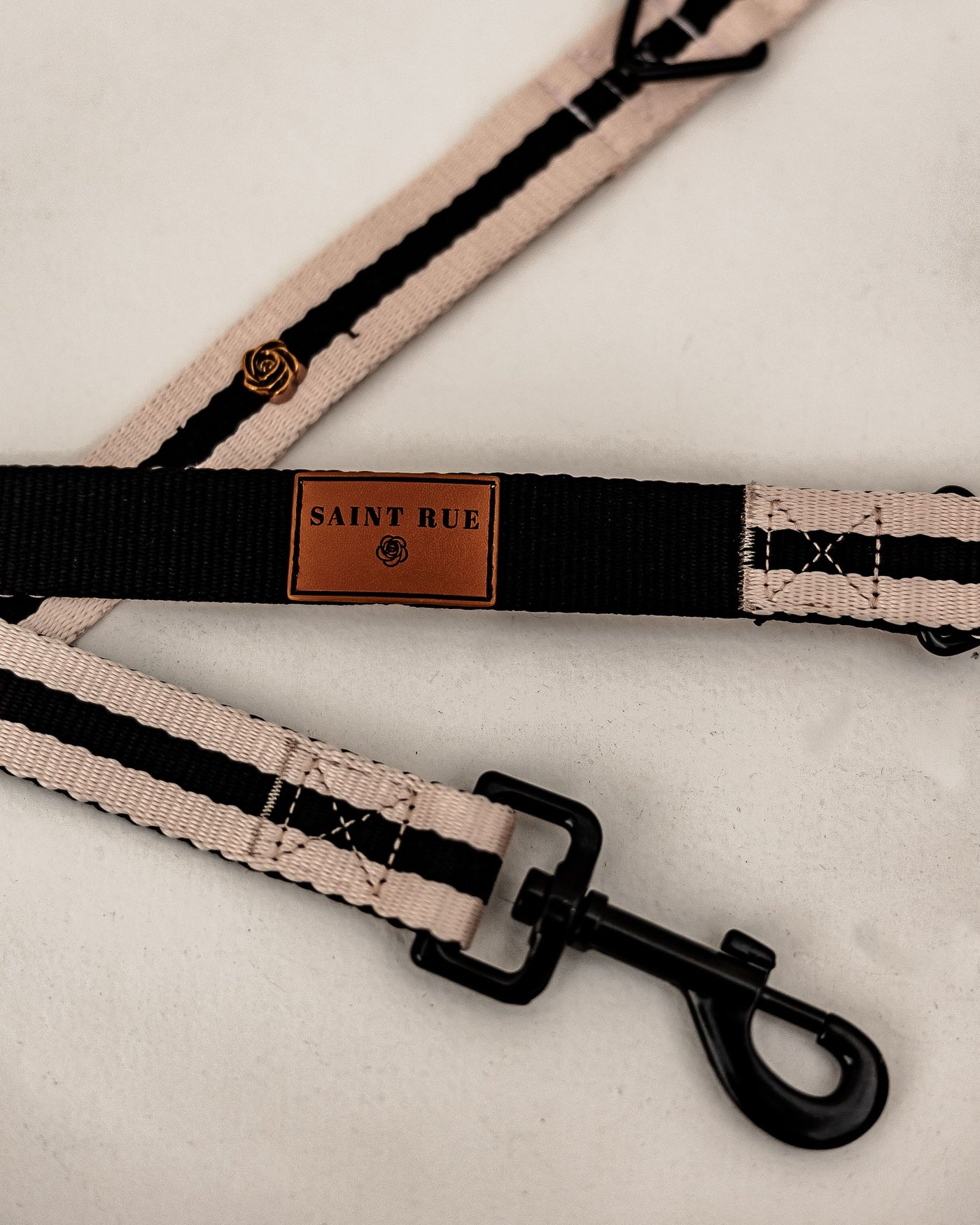 Le Classic Leash in Rue Cambon Product Image Detail